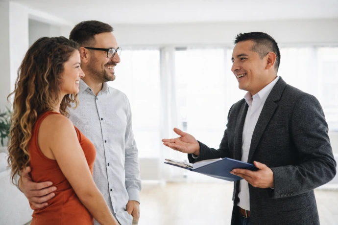asesor inmobiliario atendiendo clientes en Lima